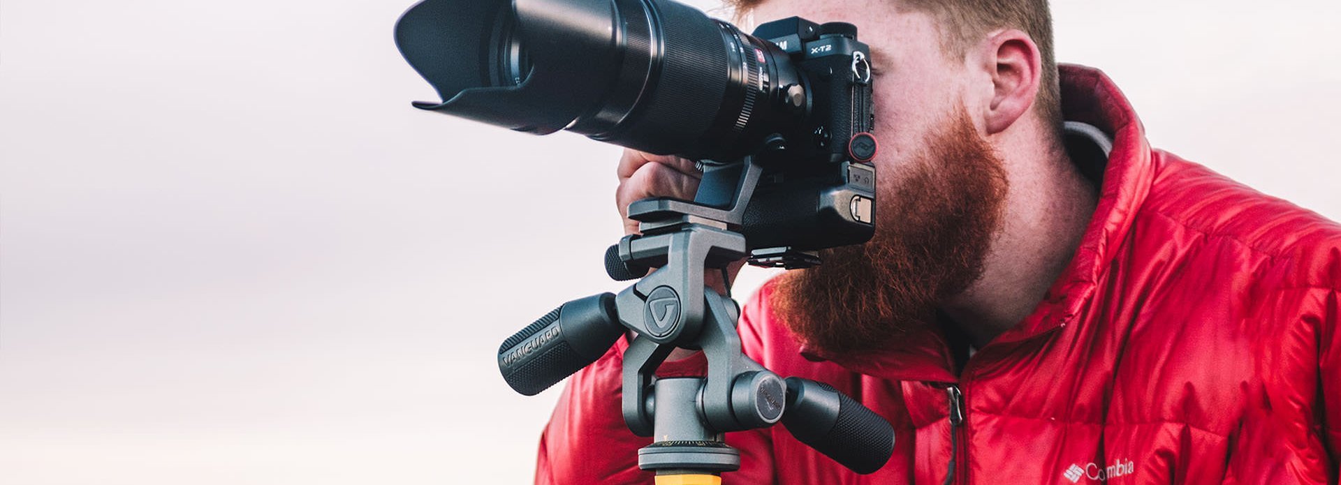 Fotografo che punta una macchina fotografica su un giunto sferico